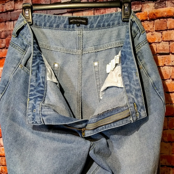 Pretty Little Thing Sz 12 High Rise Bum Rip Jeans - Picture 11 of 13